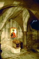 Реликварий с мощами и икона мч. Иулиана в крипте ц. св. Иулиана в Бриуде