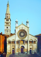 Зап. фасад собора в Модене. 1099 — после 1167 г.