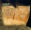 Надгробие Бинкентии с изображениями корзины, голубки и хризмы из катакомб св. Себастиана