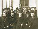 К. С. Кекелидзе с коллегами (1-й ряд, в центре). Фотография. Сер. ХХ в.