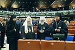 Патриарх Алексий II, митр. Кирилл, архим. Савва (Тутунов, слева), игум. Филарет (Булеков, справа) на сесии ПАСЕ в Страсбурге. 2 окт. 2007 г.