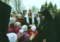 Патриарх Кирилл с детьми. Хотьково. 11 окт. 2012 г.