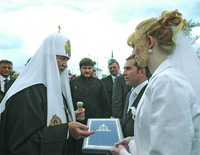 Патриарх Кирилл беседует с молодоженами. Иркутск. 3 сент. 2011 г.