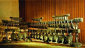 Набор бронзовых колоколов из могилы цзэнского правителя (хоу). Кон. V — 1-я пол. IV в. до Р. Х. (Музей пров. Хубэй в г. Ухань) 