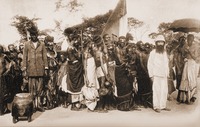Правитель Макоко (на носилках) на пути в Браззавиль. Фотография. 1896 г.