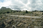 Панорама центра Коринфа: судилище проконсула Галлиона у горы Акрокоринф, развалины храма Аполлона, агора