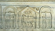 Рельеф с тремя крестами и Агнцем. Саркофаг Константина III. IV в. (Мавзолей Галлы Плацидии, Равенна)