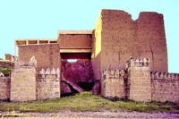 Ворота Адада (реконструкция) и крепостная стена Ниневии. Фотография. После 2016 г
