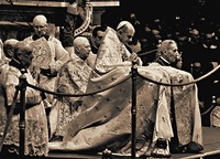 Папа Римский Павел VI на церемонии открытия 2-й сессии II Ватиканского Собора в базилике св. Петра в Риме. 29 сент. 1963 г. Фото: AP images