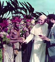 Танцоры приветствуют папу Римского Иоанна Павла II и зам. премьер-министра Папуа-Новой Гвинея Паяса Уингти в Маунт-Хагене. Фотография. 1984 г.
