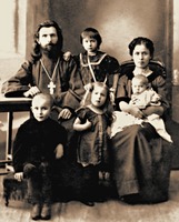 Свящ. сщмч. Павел Фокин с семьей. Фотография. 10-е гг. XX в.
