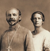 Сщмч. Петр Грудинский, свящ., с женой Ириной. Фотография. 20-е гг. ХХ в.