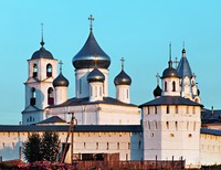 Вид на Никитский собор и ограду мон-ря. Фотография. 10-е гг. XXI в. Фото: А. И. Нагаев