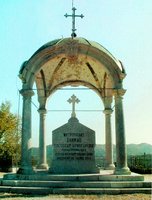 Часовня с надгробием митр. Черногорского Даниила на скале Орлов-Крш в Цетине