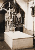 Рака на месте захоронения свт. Игнатия (Газадини) в ц. вмц. Екатерины в Мариуполе. Фотография. 1990 г. (ГИМ)