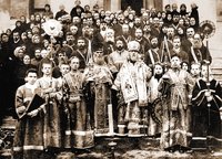 Кликните для увеличения картинки Еп. Иоанн (Петропавловский) с клириками и прихожанами Успенского собора в Егорьевске. Фотография. 20-е гг. XX в.