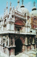 Дворец дожей. Внутренний двор. Арка Фоскари (слева). 1440–1445 гг. Фотография. Кон. ХХ в.