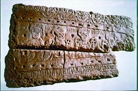 Надгробие из крипты в Дюн-а-Пуатье. VIII в.