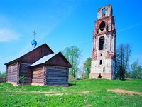 Церковь во имя прп. Геннадия Костромского 1999 г. и колокольня 1715, 1831 гг. Фотография. 2005 г.
