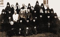 Насельницы и духовенство мон-ря. Фотография. Нач. XX в. (архив Зосимовой пуст.)