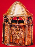 Христос коронует имп. Константина X Дуку с супругой Евдокией. Реликварий. 1059 - 1067 гг. (ГММИ)