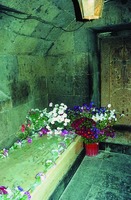 Гробница Месропа Маштоца в крипте (сер. V в.) церкви в Ошакане