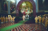 Горнее место в храме Христа Спасителя в Москве. Службу возглавляет Патриарх Московский и всея Руси Алексий II