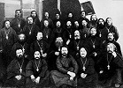 Сотрудники Алтайской миссии. Фотография. 1909 г. 1-й ряд снизу: свящ. Павел (Лизунов), свящ. И. Штыгашев, свящ. С. Тупикин, свящ. М. Обышкин, свящ, С. Никифоров; 2 ряд: свящ. Г. Оттыгашев, прот. С. Ивановский, нач. миссии еп. Иннокентий, прот. П. Бенеди