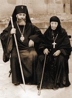 Еп. Илия и его крестная мать игум. Зоила (Двалишвили). Фотография. 2-я пол. 70-х гг. XX в.