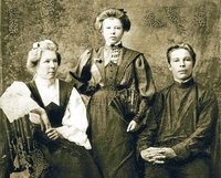 Сщмч. Иоанн Быстров с сестрами. Фото-графия. Ок. 1917 г. (?)