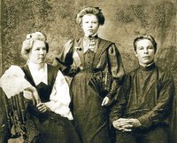 Кликните для увеличения картинки Сщмч. Иоанн Быстров с сестрами. Фото-графия. Ок. 1917 г. (?)