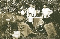 Сщмч. Иоанн Кочуров с близкими. Фотография. Ок. 1915 г.
