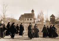 Священник и насельницы мон-ря ап. Иоанна Богослова в с. Копашнове. Фотография. 70-е гг. XX в.