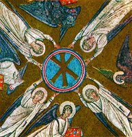 Хризмон, несомый ангелами. Мозаика оратория Архиепископской капеллы в Равенне. 494-519 гг.
