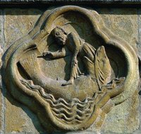 Прор. Иона, выходящий из чрева кита. Рельеф на фасаде собора Богородицы в Амьене, Франция. XIII в.