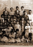 Учащиеся школы при протестантской миссии в Мосуле. Фотография. 1905 г.