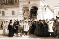 Выход царской семьи из Троицкого собора. Фотография. 19 мая 1913 г.