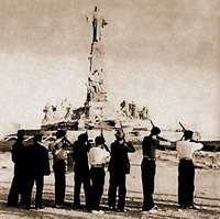 Расстрел монумента «Священное сердце Иисуса Христа» на Холме ангелов близ Мадрида республиканской милицией. Фотография. 1936 г.