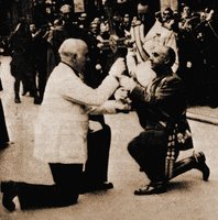 Ф. Франко получает Крест Астурии, символ победы над маврами, после установления диктатуры в пров. Овьедо. Фотография. 1937 г.