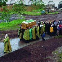 Рака прп. Иосифа Волоцкого. Фотография. 2003 г. Перенесение мощей прп. Иосифа Волоцкого из нижнего храма в Успенский собор. Фотография. 13 июля 2004 г.