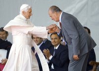 Папа Бенедикт XVI и король Испании Хуан Карлос I. Фотография. 2011 г.