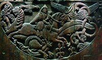 Рыцарь убивает дракона. Резьба по дереву. Ворота из церкви в Вальтьофстаде. Ок. 1200 г. (Национальный музей Исландии, Рейкьявик)