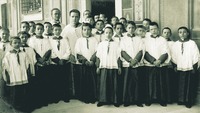 Пресв. Л. Перози с мальчиками-певчими Сикстинской капеллы. Фотография. Ок. 1905 г.