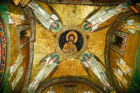 Ангелы, несущие медальон с образом Иисуса Христа. Мозаика свода капеллы Сан-Дзено в Риме. 817–824 гг.
