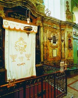 Завеса (парохет) в галерее синагоги в Кавайоне, Франция. 1772 г.