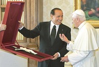 Папа Римский Бенедикт XVI и С. Берлускони. Фотография. 2011 г.