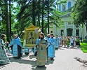 Крестный ход с Калужской иконой Божией Матери у Троицкого собора в Калуге. Фотография. 2011 г.