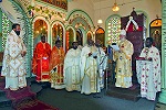 Феодор II, Патриарх Александрийский, совершает Божественную литургию в соборе Благовещения Пресв. Богородицы в Яунде. Фотография. 2009 г.