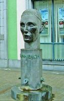 Св. Каннех. Скульптура в г. Килкенни. 1999 г. Скульптор С. Алонсо