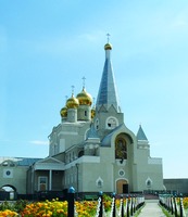 Кафедральный собор в честь Введения во храм Пресв. Богородицы в Караганде. 1991–1998 гг. Фотография. 2012 г.